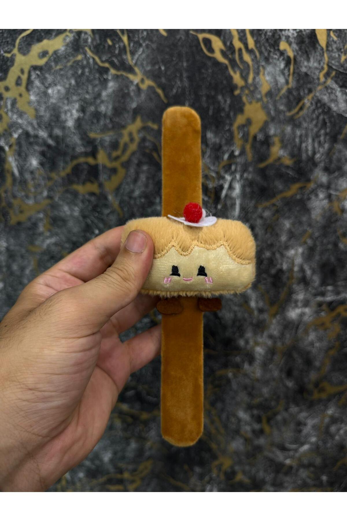 Pasta Dilimi Peluş Bileklik Oyuncak – Bileğe Vurunca Sarılan Slap Bileklik, Çok Amaçlı Saç Tokası